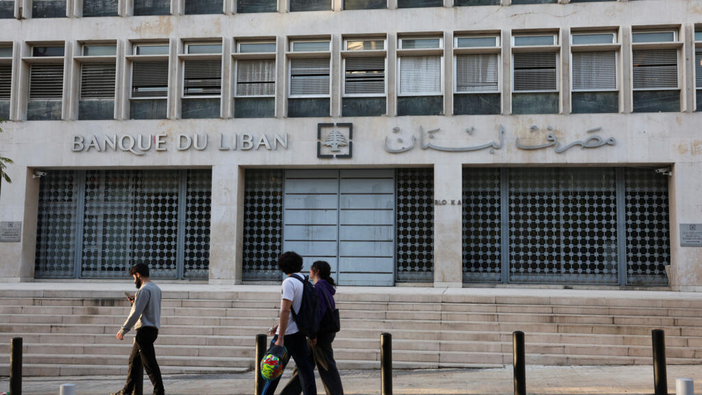 لبنان يقر قانونا لإصلاح القطاع المصرفي سعيا لفتح أبواب الدعم المالي الدولي